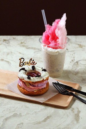 Barbie Classic Doll Shop & Café